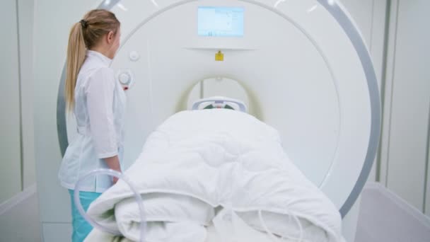 Profesjonalny Radiolog Klinice Medycznej Monitoruje Pacjenta Poddanego Zabiegowi Obrazowania Metodą — Wideo stockowe
