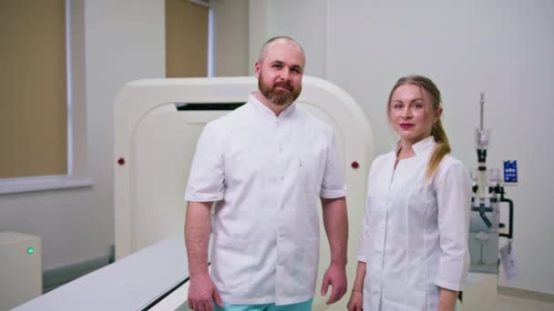 Gülümseyen Tatmin Olmuş Üniformalı Doktorlar Manyetik Rezonans Görüntüleme Makinesi Konsepti — Stok video