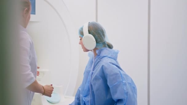Egy Orvosi Klinikán Dolgozó Hivatásos Radiológus Mágneses Rezonanciás Képalkotó Eljáráson — Stock videók