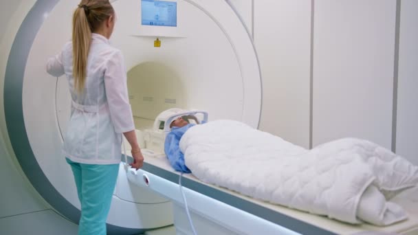 병원의한 방사선 전문의는 시술을 환자를 — 비디오