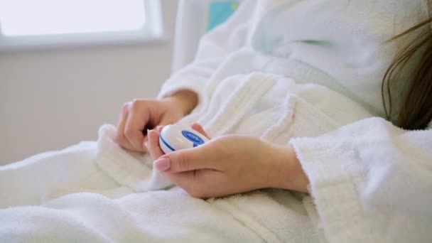 Jari Menekan Tombol Panggilan Darurat Klinik Medis Pasien Memanggil Perawat — Stok Video