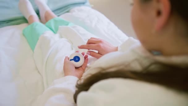 Prstem Stiskněte Tlačítko Tísňového Volání Lékařské Klinice Pacient Zavolá Sestru — Stock video