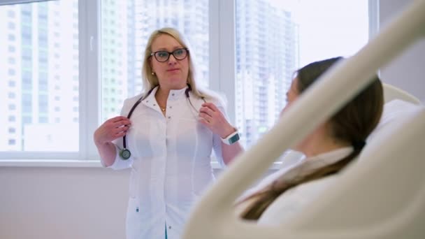 Une Femme Médecin Debout Près Lit Dans Une Chambre Hôpital — Video