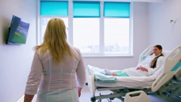 Vrouwelijke Arts Staande Komt Het Ziekenhuis Afdeling Het Bellen Van — Stockvideo