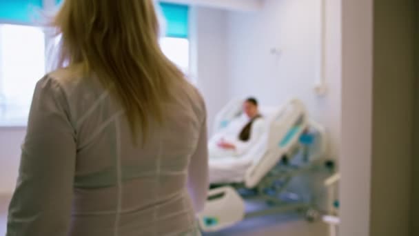 Médico Fêmea Entra Ala Hospital Depois Chamar Hospital Internação Doença — Vídeo de Stock