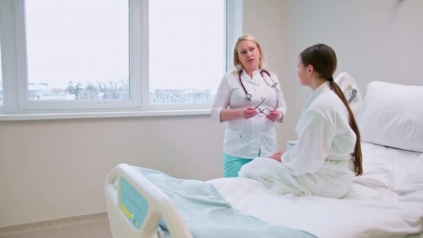 Una Doctora Pie Junto Cama Una Habitación Hospital Discutiendo Plan — Vídeo de stock