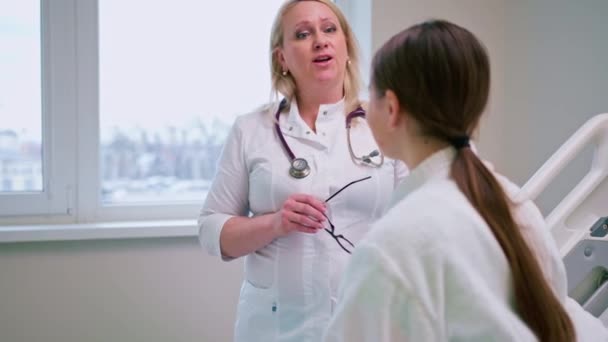 Bir Kadın Doktor Hastane Odasında Yatağın Yanında Duruyor Genç Bir — Stok video