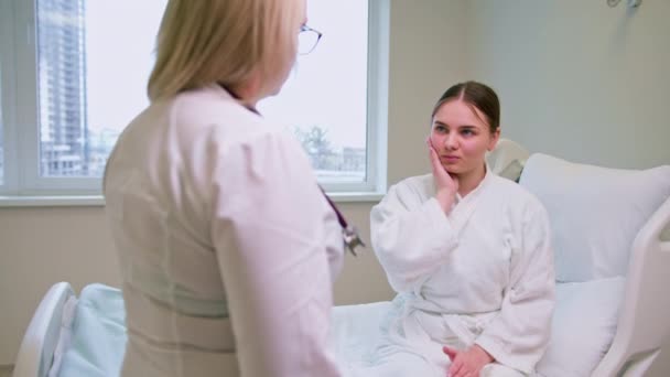 Пацієнт Молодої Дівчини Скаржиться Лікаря Про Стан Здоров Болю Голові — стокове відео