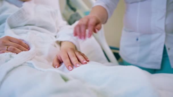 Ruce Doktora Držící Pacienta Ruce Jako Projev Péče Podpory Zblízka — Stock video
