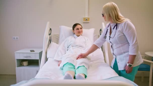 Een Arts Houdt Handen Van Een Patiënt Vast Als Een — Stockvideo