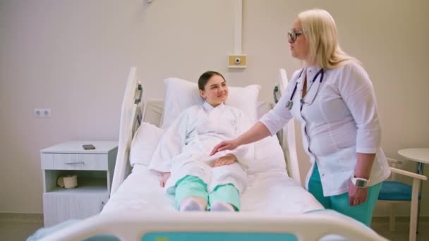 Bir Doktor Hastane Odasında Teşhisi Açıkladıktan Sonra Bir Hastanın Elini — Stok video