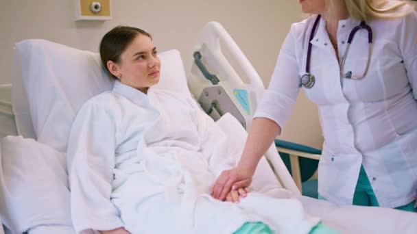 Een Arts Houdt Handen Van Een Patiënt Vast Als Een — Stockvideo