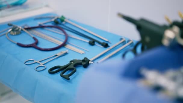 Sterilní Chirurgické Nástroje Leží Stole Před Operací Operačním Sále Laparoskopu — Stock video