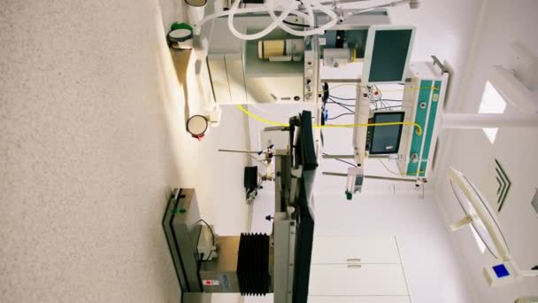 Hastane Içinde Boş Bir Ameliyathane Klinikte Modern Tıbbi Ekipmanlarla Dolu — Stok video