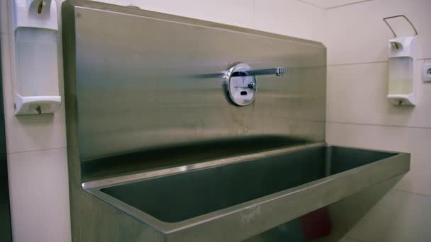 医生在手术前洗手的诊所水池内的消毒程序 — 图库视频影像