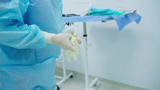 Pielęgniarka Pomaga Chirurgowi Zakładać Sterylne Rękawice Przed Zabiegiem Chirurgicznym — Wideo stockowe