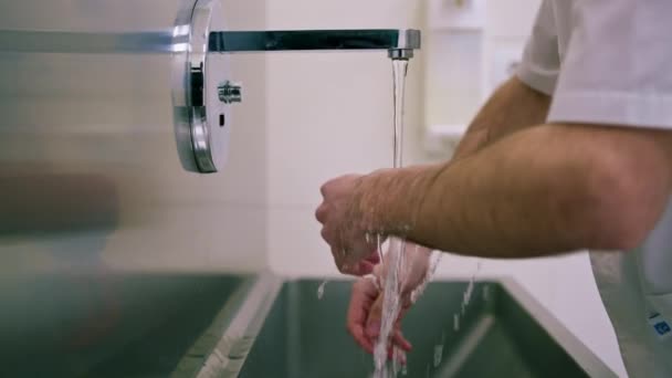 手术前 医生在诊所里用洗涤器洗手 — 图库视频影像