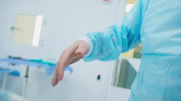 Медсестра Помогает Хирургу Надеть Стерильные Перчатки Перед Операцией — стоковое видео