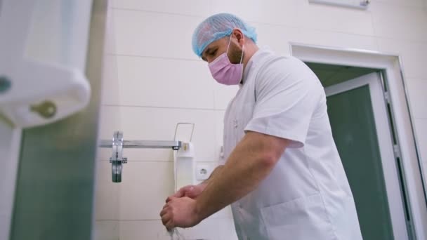 Zabieg Dezynfekcji Klinice Chirurg Myje Ręce Zlewie Przed Operacją — Wideo stockowe