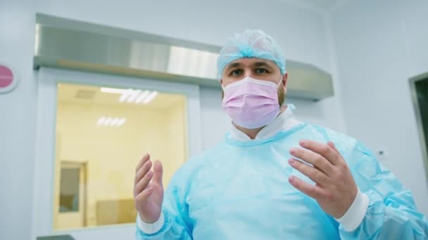 Retrato Médico Cirurgião Uniforme Máscara Antes Cirurgia Esterilidade Hospitalar Saúde — Vídeo de Stock