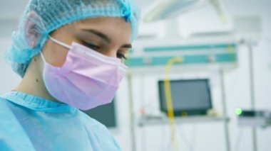 Steril maskeli üzgün bir cerrahın yüzü. Ameliyathanede ameliyat sırasında hastayı kurtaramadı.