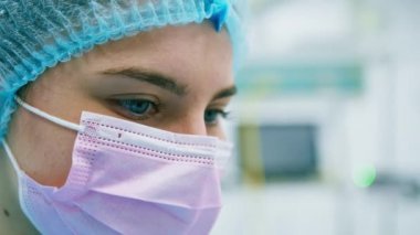 Steril maskeli üzgün bir cerrahın yüzü. Ameliyathanede ameliyat sırasında hastayı kurtaramadı.