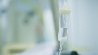 Klinikteki cerrahi müdahaleye başlamadan önce ameliyathanede damar içi serum torbası var.