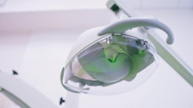 Modern diş hekimliği bürosu, diş hekimliği aletleriyle donatılmıştır.