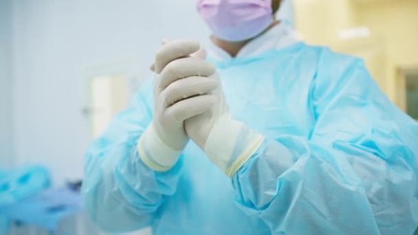 Ręce Lekarza Chirurga Jednolitych Sterylnych Rękawiczkach Zbliżenie Przed Operacją Szpital — Wideo stockowe