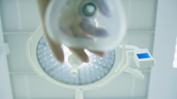 Médico Anestesiólogo Pone Máscara Paciente Para Anestesia Durante Cirugía Primer — Vídeos de Stock