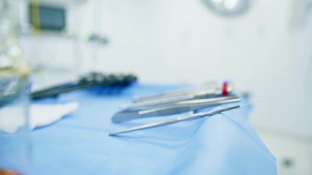 Eine Krankenschwester Einem Sterilen Handschuh Reicht Einem Chirurgen Während Einer — Stockvideo