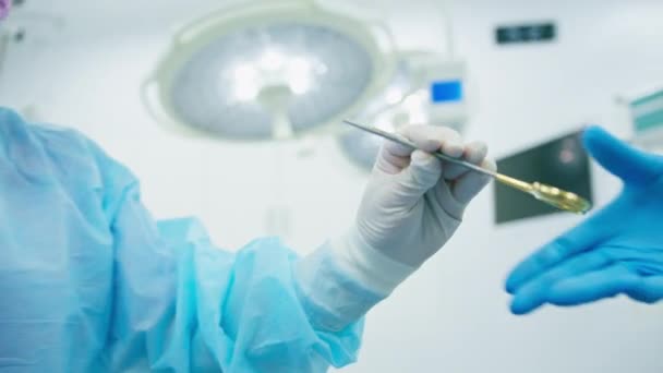 Una Enfermera Guante Estéril Manos Instrumentos Quirúrgicos Tijeras Cirujano Durante — Vídeo de stock
