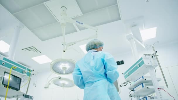 Lekarz Chirurg Pielęgniarka Stoi Zdezorientowany Podczas Operacji Nie Wie Jak — Wideo stockowe