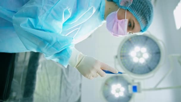 Krankenschwester Oder Chirurg Mit Sterilen Handschuhen Die Während Der Operation — Stockvideo