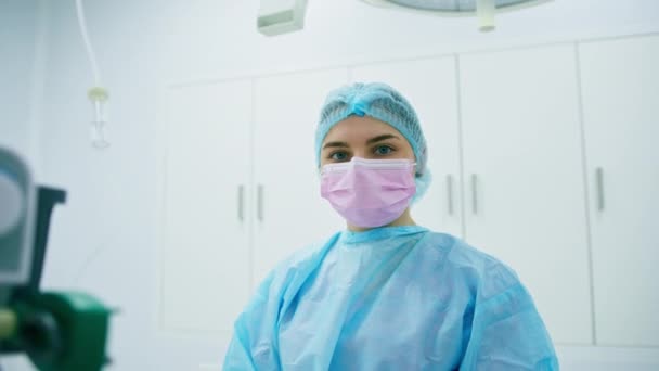 Porträtt Ung Kvinnlig Läkare Mask Och Sterila Skyddskläder Som Står — Stockvideo