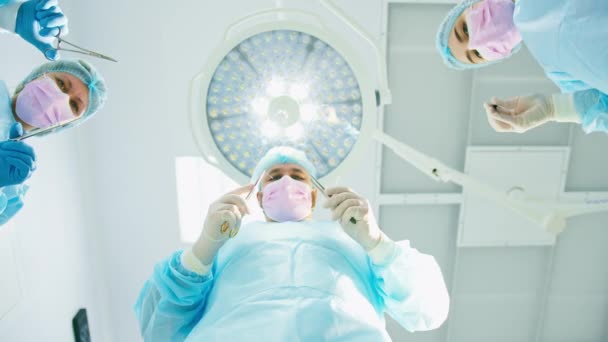 Grupa Lekarzy Chirurgów Pielęgniarek Posiadających Skalpele Przyrządy Chirurgiczne Podczas Operacji — Wideo stockowe