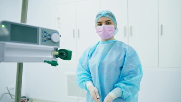 Porträtt Ung Kvinnlig Läkare Mask Och Sterila Skyddskläder Som Står — Stockvideo