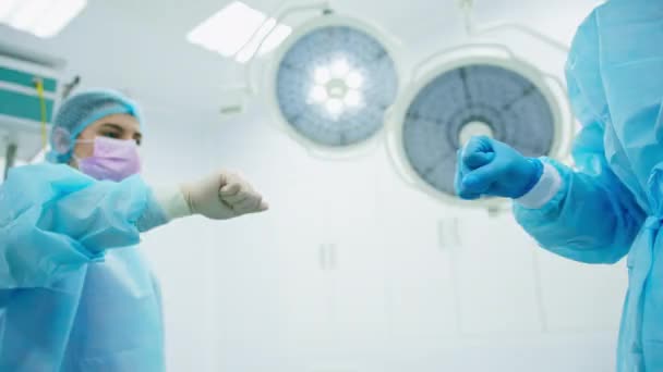 Läkare Kirurger Handskar Hålla Hand Efter Operation Vård Stöd Kollegor — Stockvideo