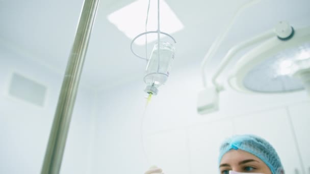 Ošetřovatelka Připraví Operačním Sále Před Zahájením Operace Lékařské Klinice Sáček — Stock video