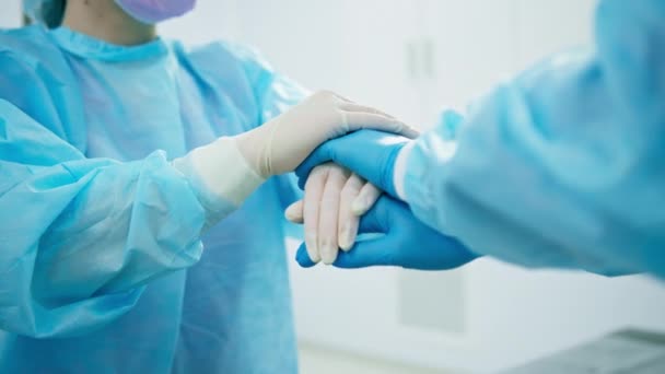 Ärzte Chirurgen Handschuhen Halten Hand Nach Der Operation Betreuung Kollegen — Stockvideo