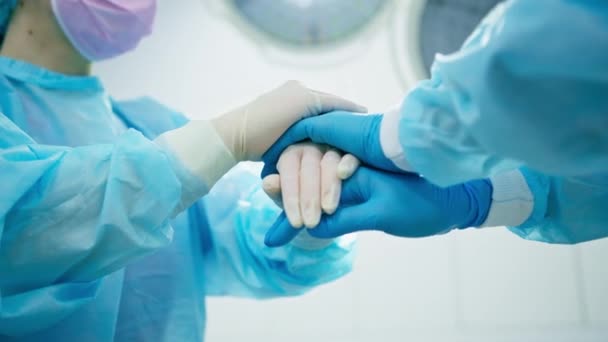 Médicos Cirurgiões Luvas Mão Dada Após Cirurgia Apoiam Colegas Sala — Vídeo de Stock