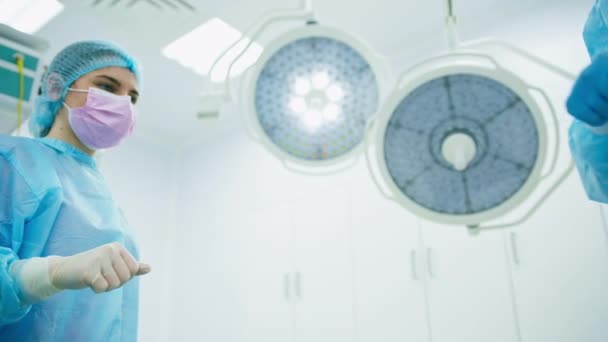 Лікарі Хірурги Рукавичках Тримають Руку Після Хірургічної Підтримки Колег Операційній — стокове відео