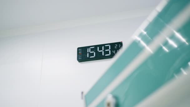 Операционная Больничных Часах Показывающих Время Операции — стоковое видео