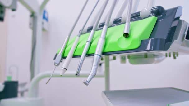 Unidade Com Ferramentas Cadeira Dentária Escritório Odontológico Moderno Está Equipado — Vídeo de Stock