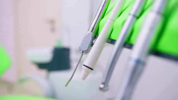 Unità Con Attrezzi Della Sedia Dentale Moderno Studio Dentistico Dotato — Video Stock