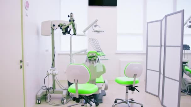 空の近代的な白い緑の歯科医のオフィスコンピュータ機器の専門の歯科椅子とクリニック — ストック動画