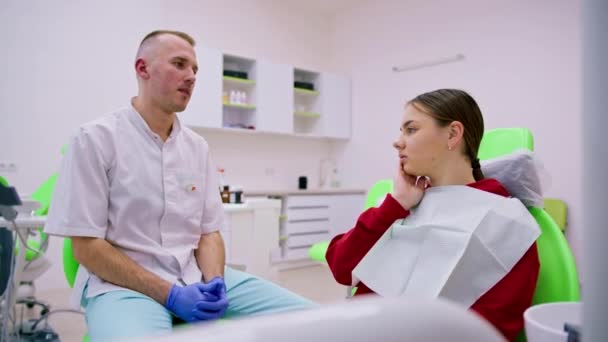 Contrariée Patiente Rendez Vous Chez Dentiste Plaint Maux Dents Caries — Video