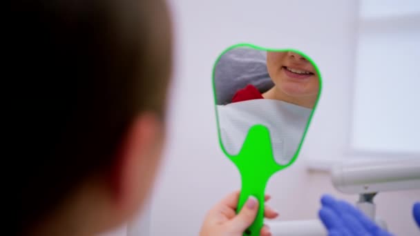 Счастливая Женщина Смотрящая Зеркало Наслаждаясь Здоровыми Чистыми Зубами Красивой Улыбкой — стоковое видео