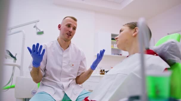 Pacjent Wizycie Dentysty Skarży Się Ból Zęba Próchnicy Lekarz Doradza — Wideo stockowe