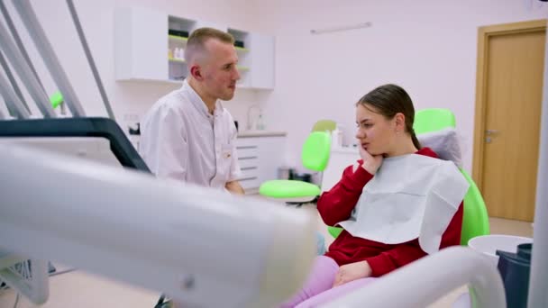 Pacjent Wizycie Dentysty Skarży Się Ból Zęba Próchnicy Lekarz Doradza — Wideo stockowe